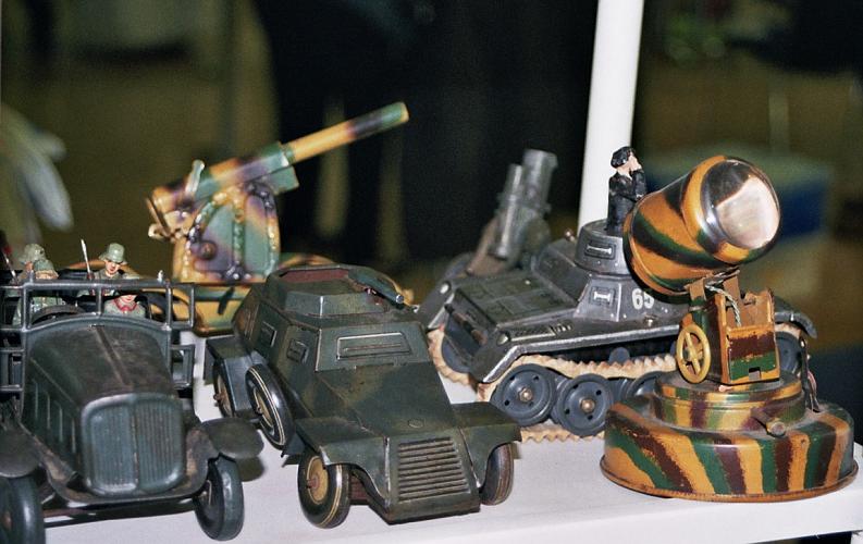 18_Altes_Militaerspielzeug_versch._Hersteller_FM.jpg