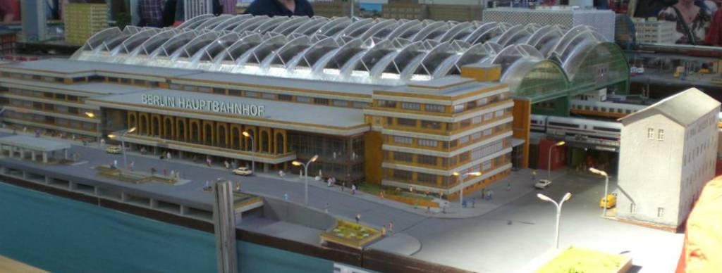 Bahn-Berliner-Hauptbahnhof_2001_w.JPG