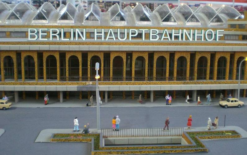 Bahn-Berliner-Hauptbahnhof_2002_w.JPG