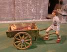 Bau003_Bauer_mit_Wagen
