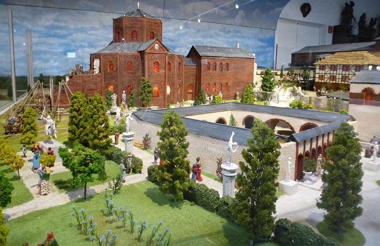 Pfalz_zu_Aachen_8910.jpg - CREATOR: gd-jpeg v1.0 (using IJG JPEG v62), quality = 90