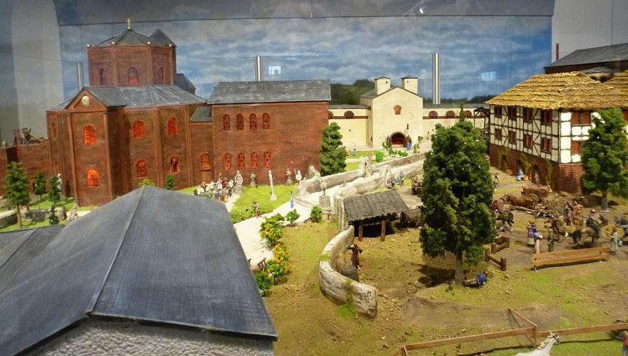 Pfalz_zu_Aachen_8919.jpg - CREATOR: gd-jpeg v1.0 (using IJG JPEG v62), quality = 90